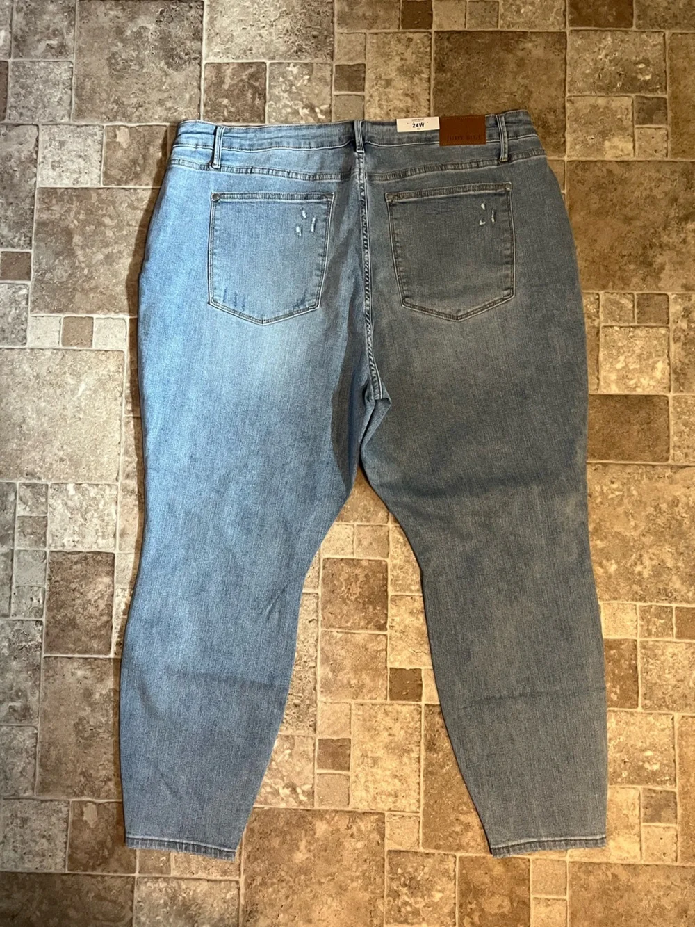 NWT 24W Judy Blue Mid Rise Tummy Control Top Jeans - Picture 3 of 3